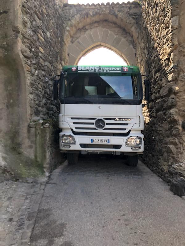 Suite à sa location, un chauffeur effectue à se faufiler sous un tunnel étroit