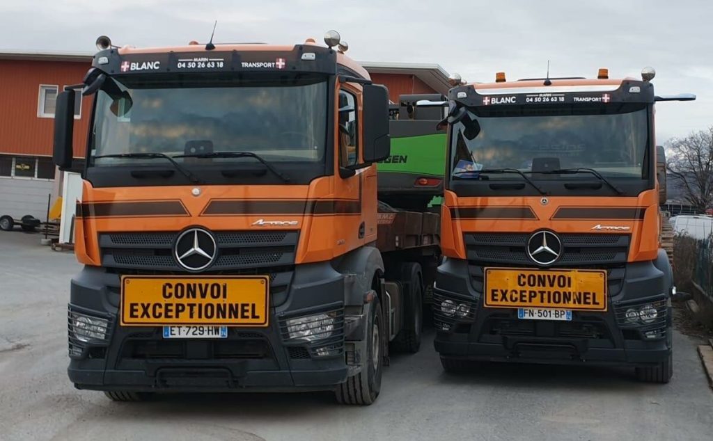 Deux camions Maurice BLANC vus de face