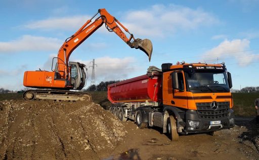 Pour des travaux de terrassement, une pelleteuse se trouve sur un talus de terre