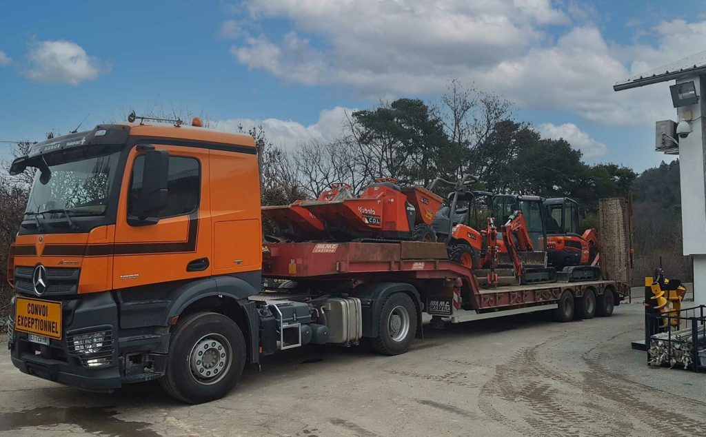 Un camion effectue le transport d'autres engins