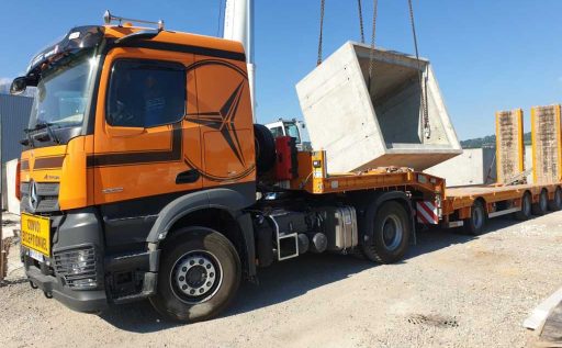 Un camion a effectué le transport d'une pièce en béton