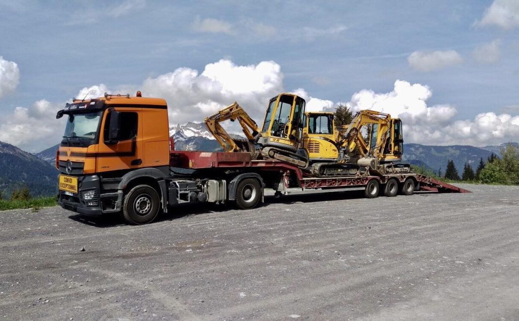 Un camion Maurice BLANC en montagne transporte d'autres engins