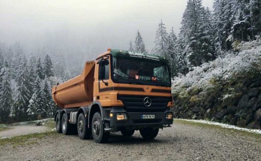 Camion de transport dans un environnement hivernal